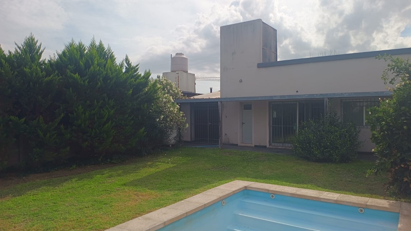 Alquiler de amplia casa - 3 Dormitorios - Pileta - ibarlucea - Sin garantia propietaria