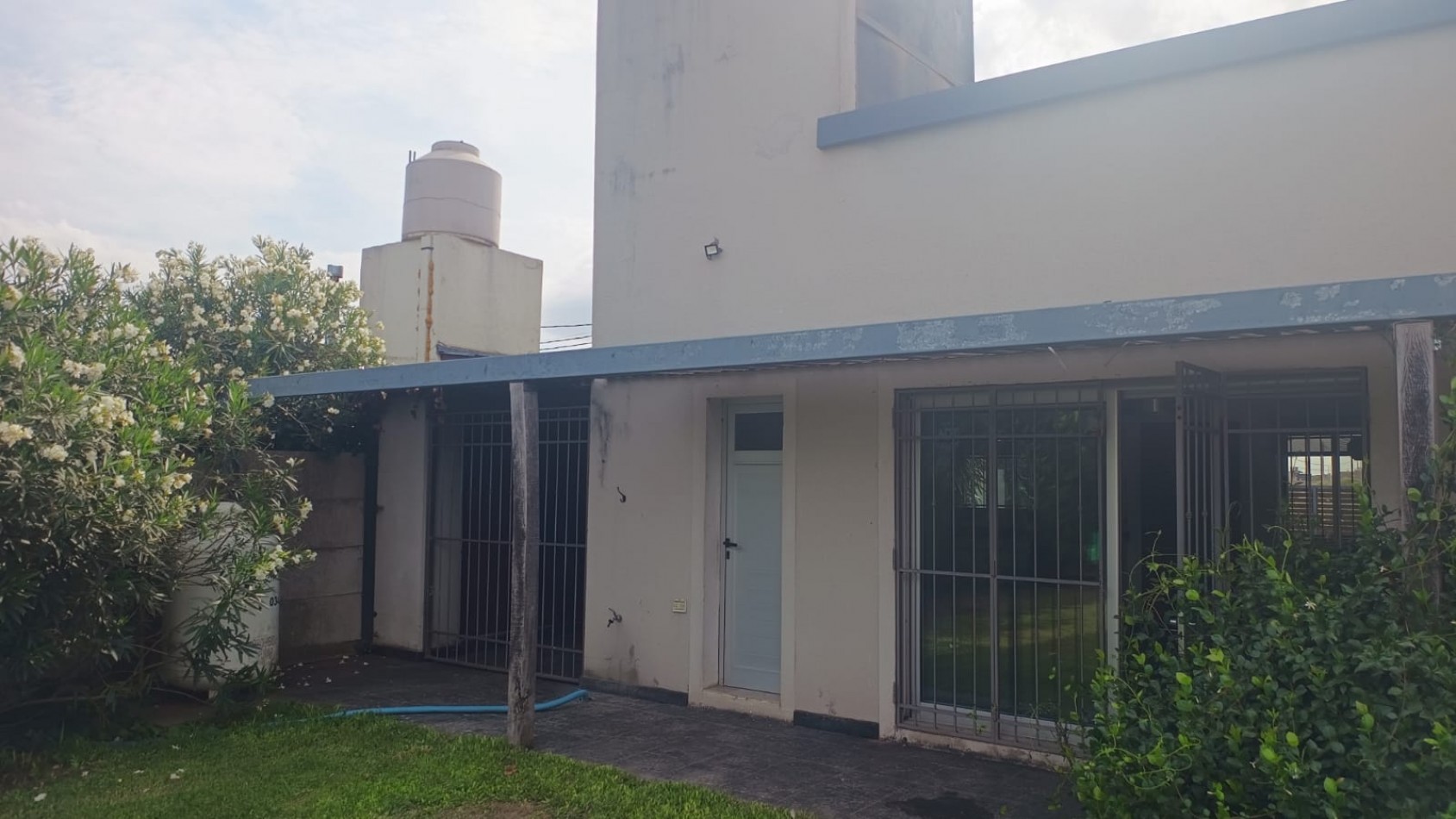 Alquiler de amplia casa - 3 Dormitorios - Pileta - ibarlucea - Sin garantia propietaria