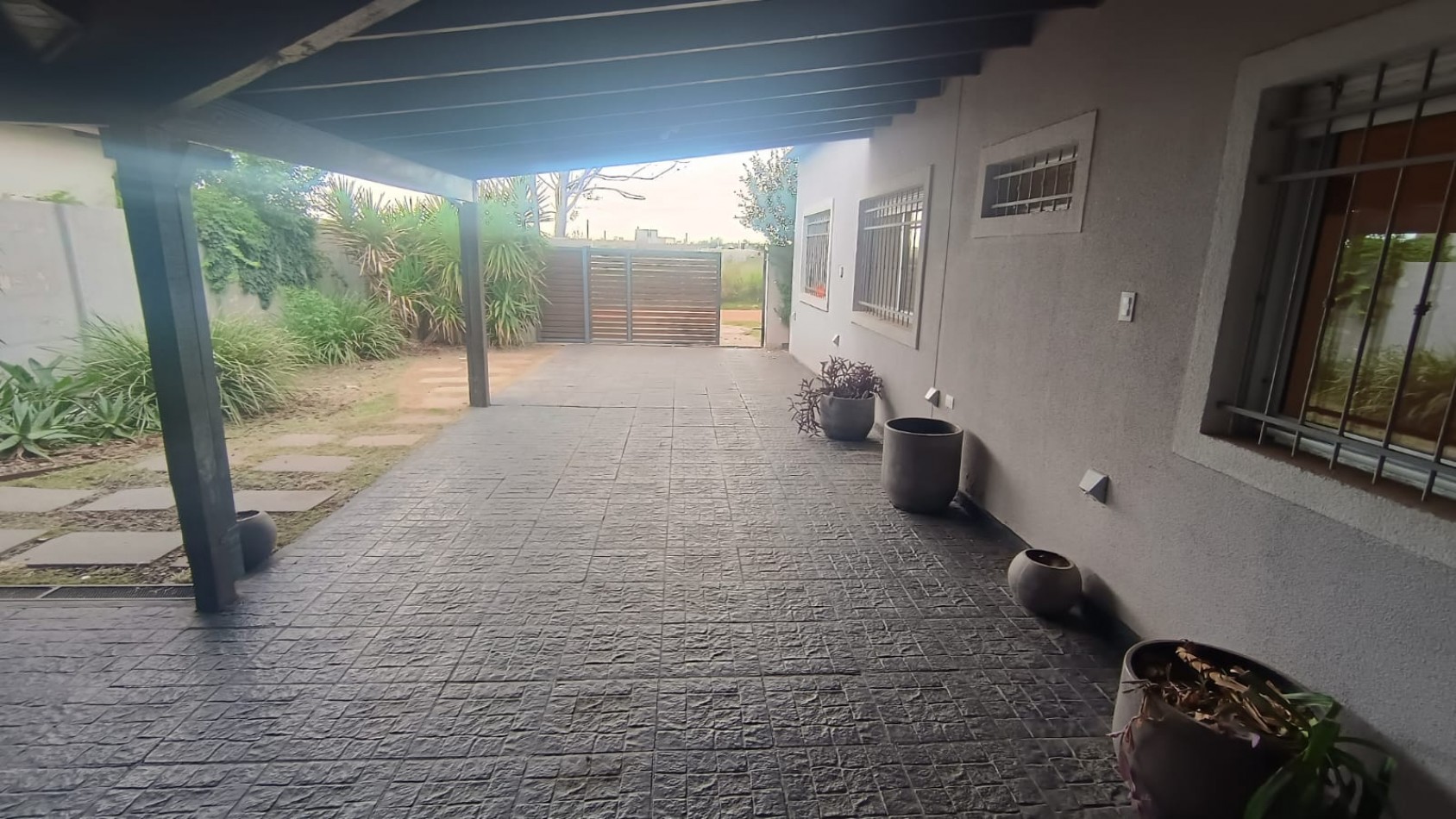 Alquiler de amplia casa - 3 Dormitorios - Pileta - ibarlucea - Sin garantia propietaria