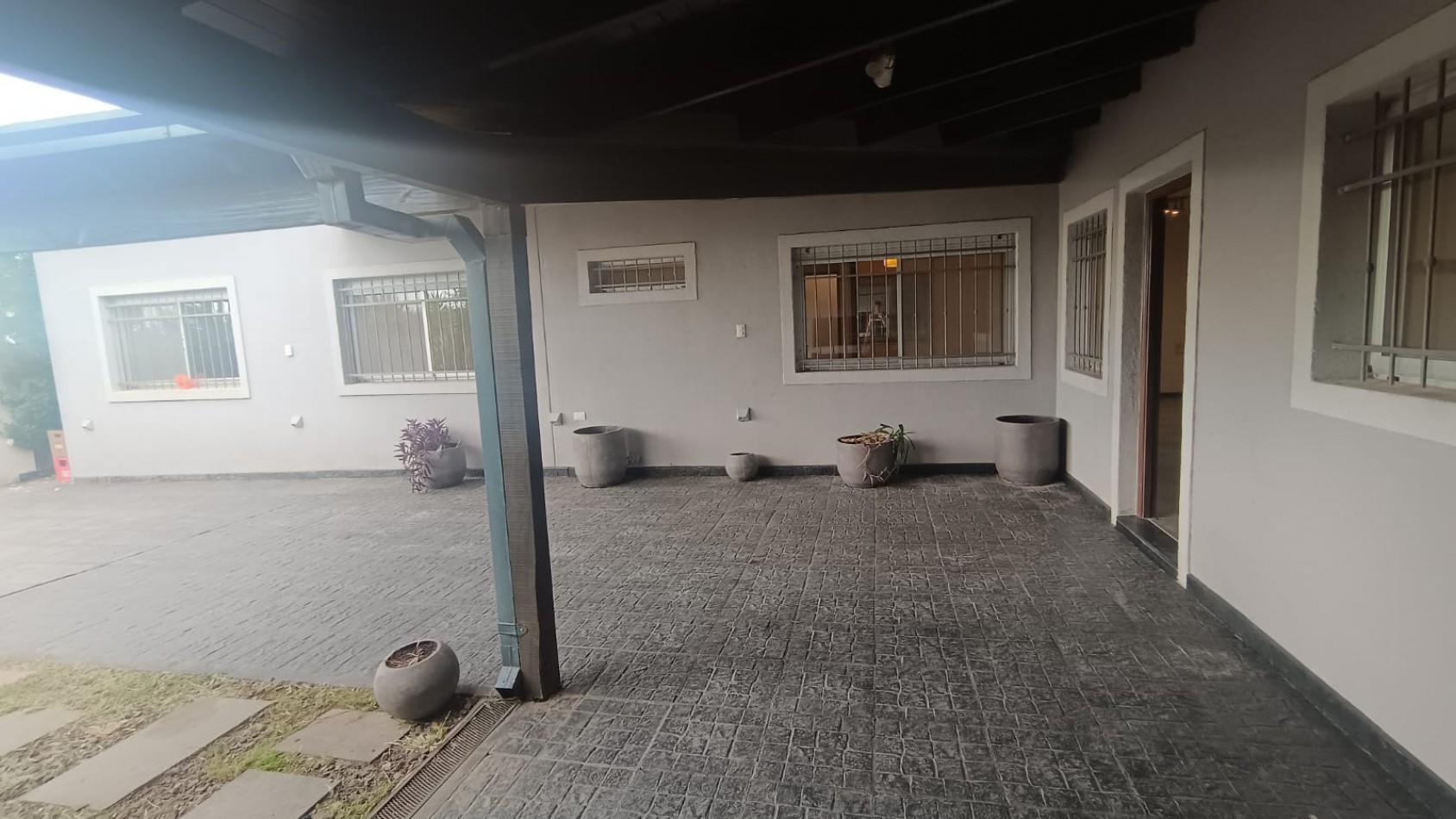 Alquiler de amplia casa - 3 Dormitorios - Pileta - ibarlucea - Sin garantia propietaria