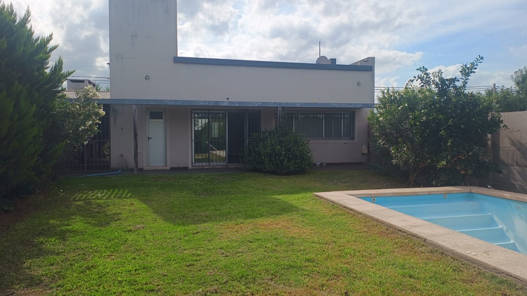 Alquiler de amplia casa - 3 Dormitorios - Pileta - ibarlucea - Sin garantia propietaria