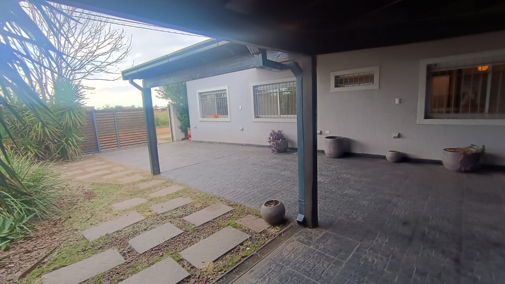 Alquiler de amplia casa - 3 Dormitorios - Pileta - ibarlucea - Sin garantia propietaria