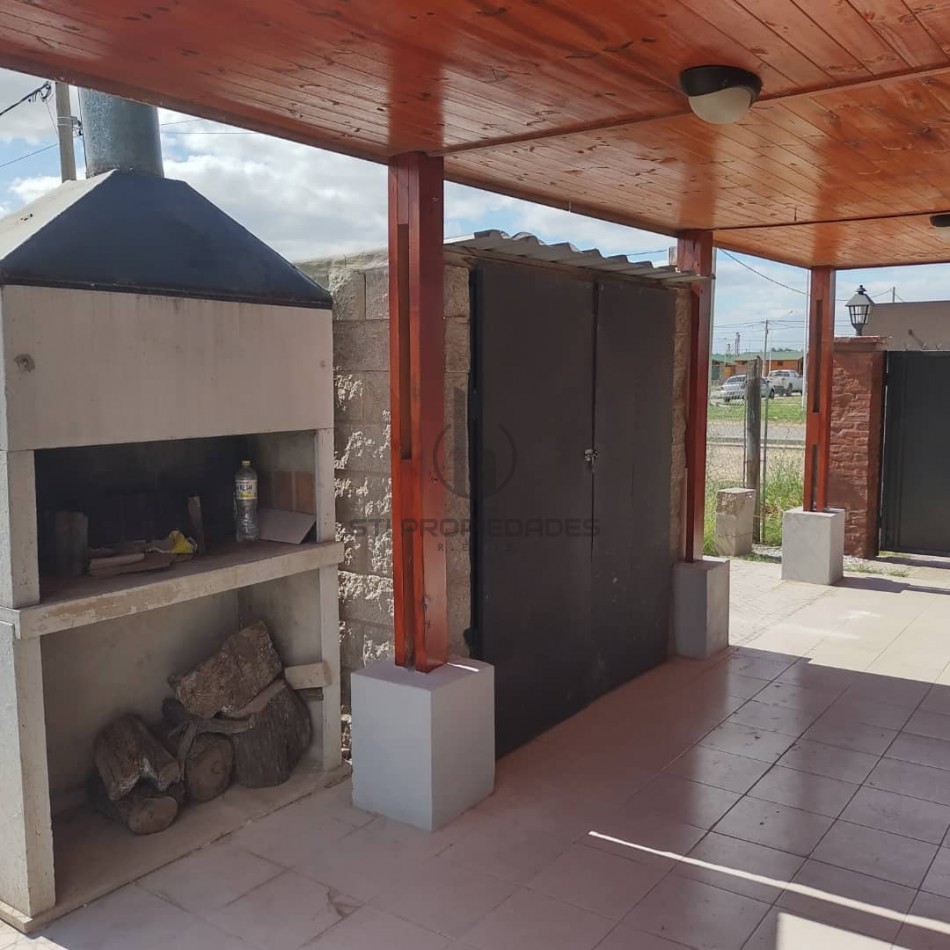 Venta de casa de dos dormitorios - Amplio terreno - Puerto San Martin