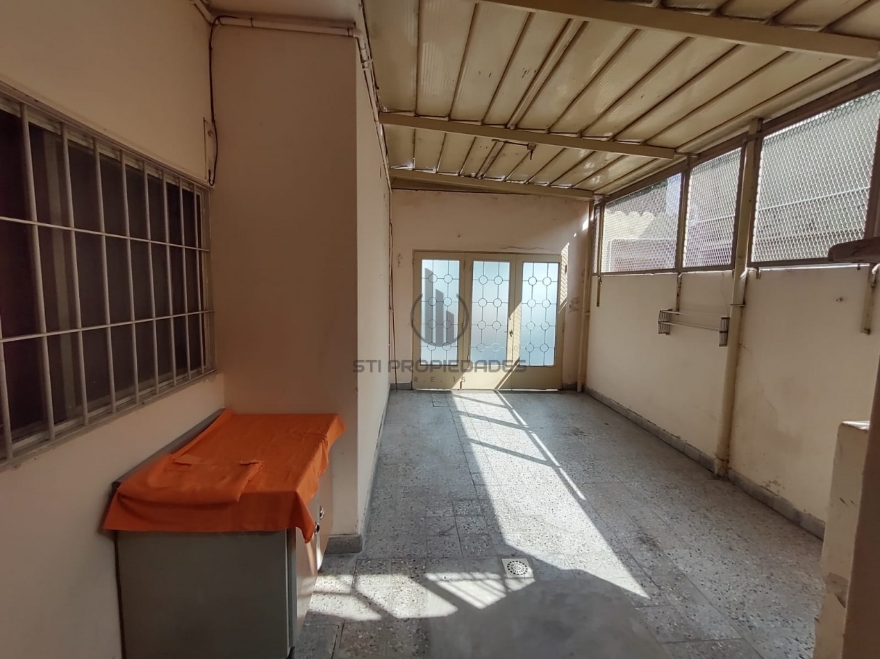 Alquiler casa de esquina - Cochera - Barrio Belgrano