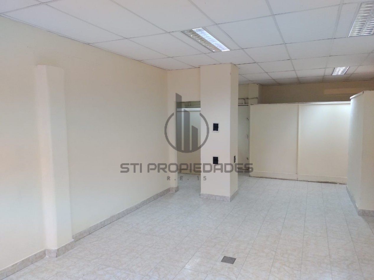 Venta de local en ochava - Barrio Azcuenaga