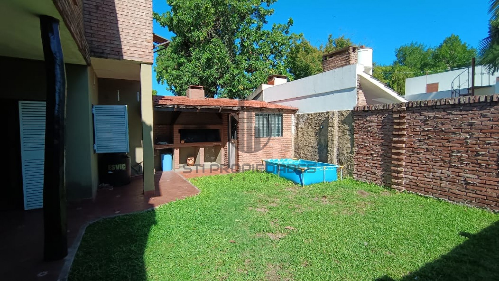 Venta de casa de 4 dormitorios con placares - 3 baños - Cochera - Lomas de Alberdi