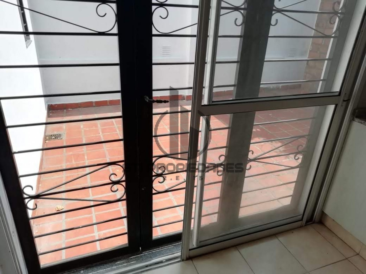 ALQUILER DE AMPLIO DEPARTAMENTO EN BARRIO AZCUENAGA - DOS DORMITORIOS - PATIO