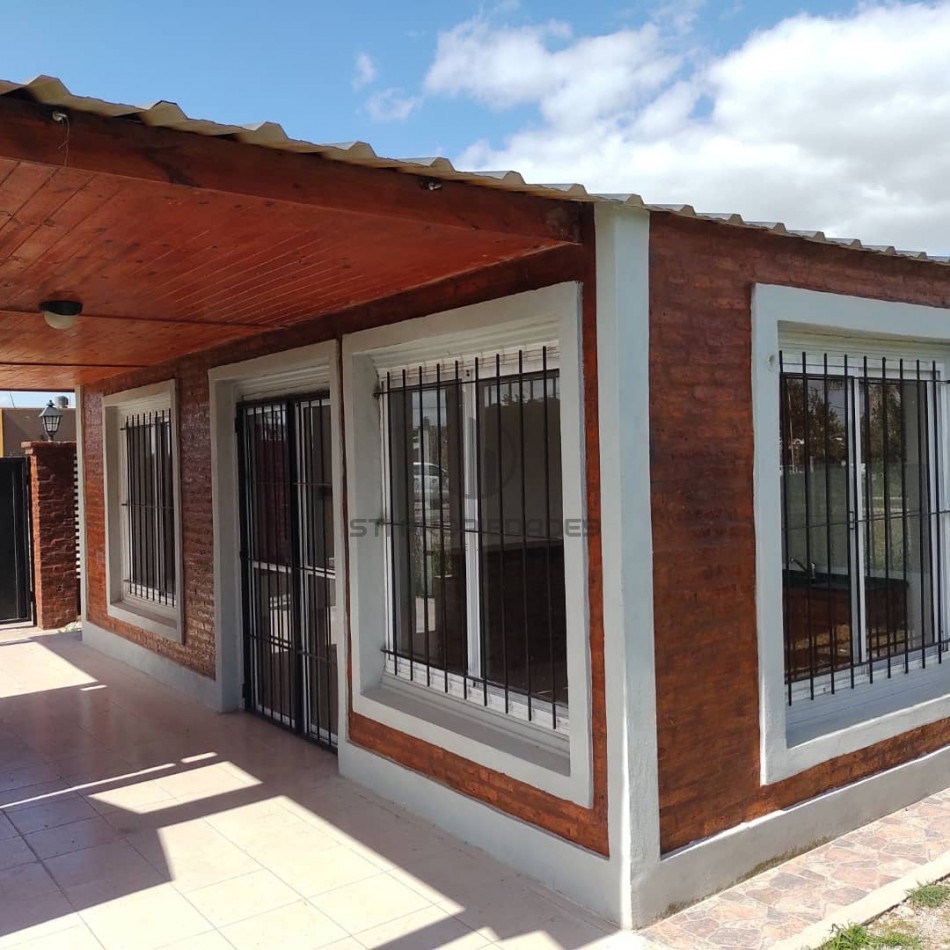 Venta de casa de dos dormitorios - Amplio terreno - Puerto San Martin