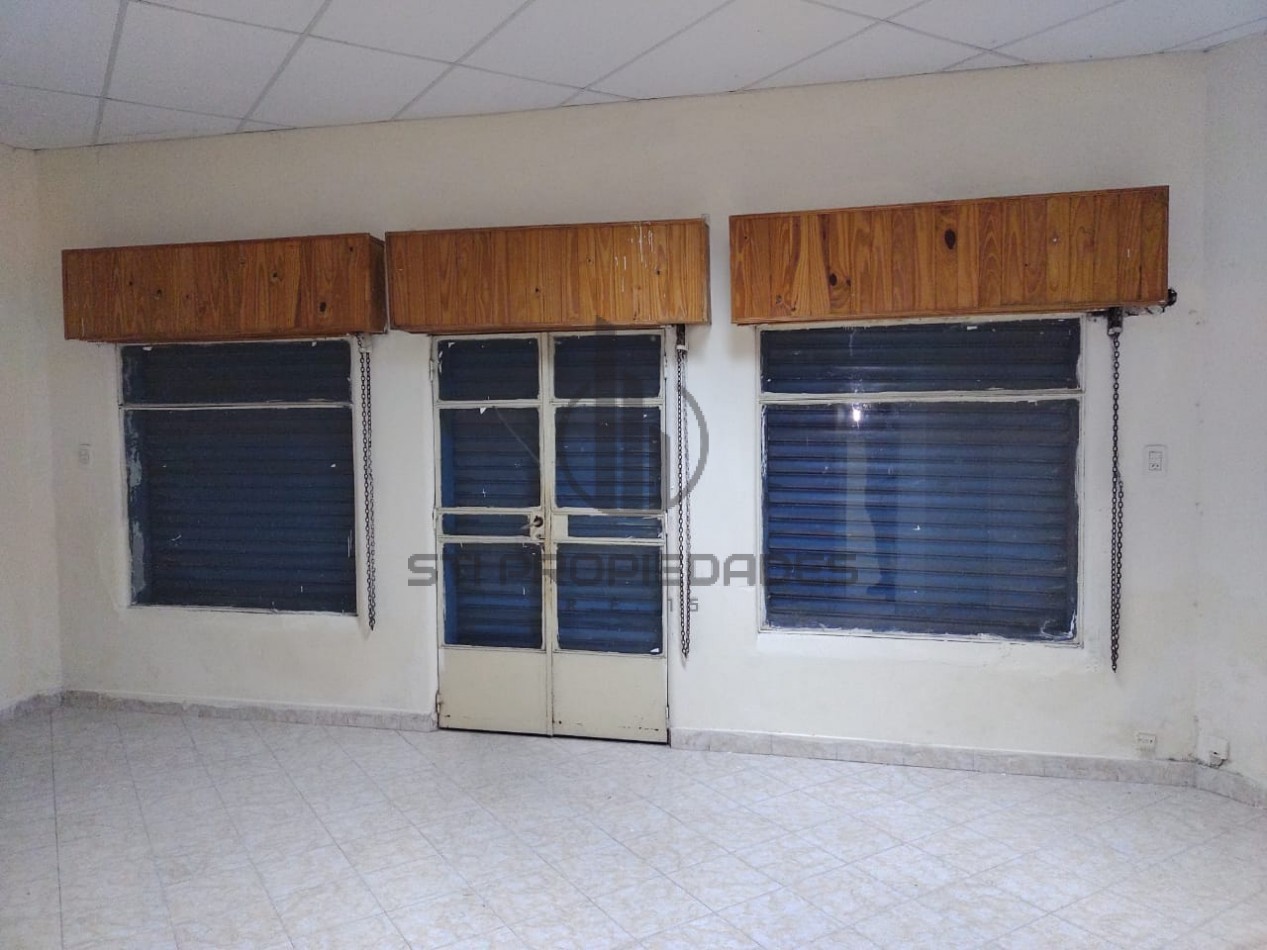 Venta de local en ochava - Barrio Azcuenaga