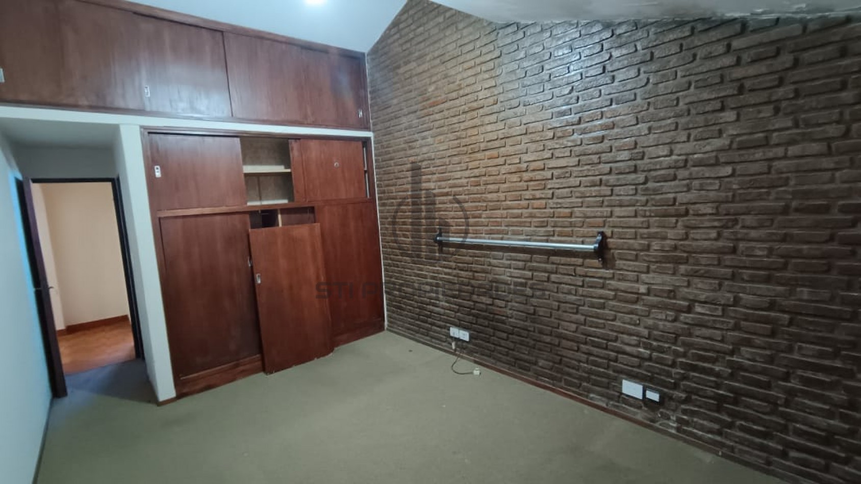 Venta de casa de 4 dormitorios con placares - 3 baños - Cochera - Lomas de Alberdi