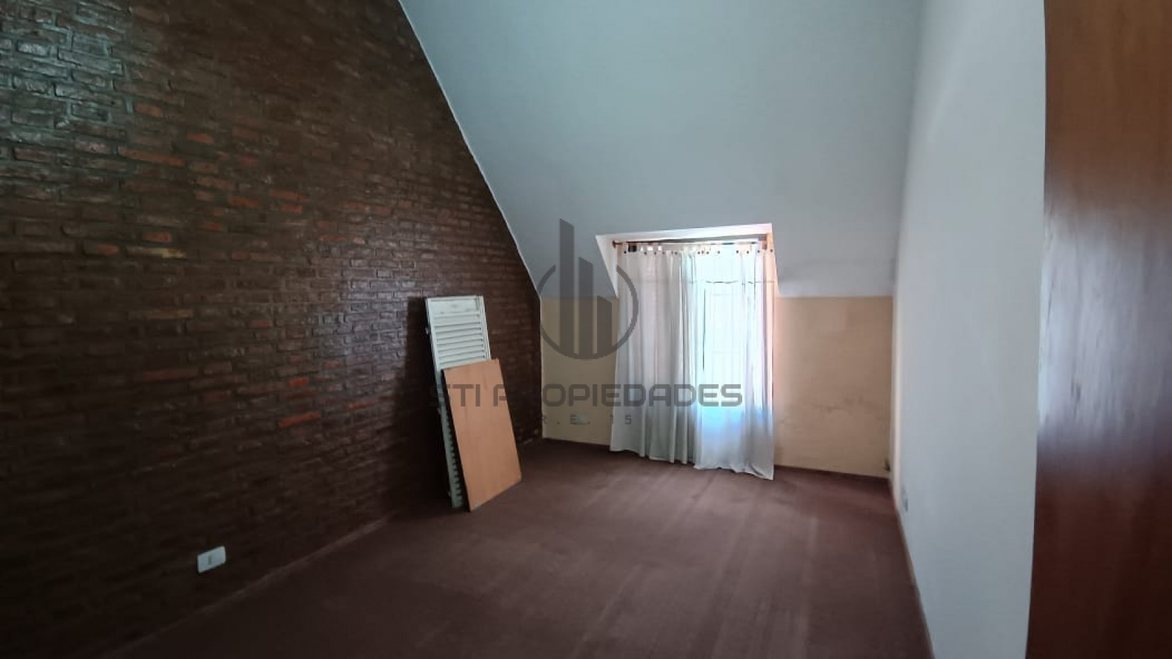 Venta de casa de 4 dormitorios con placares - 3 baños - Cochera - Lomas de Alberdi