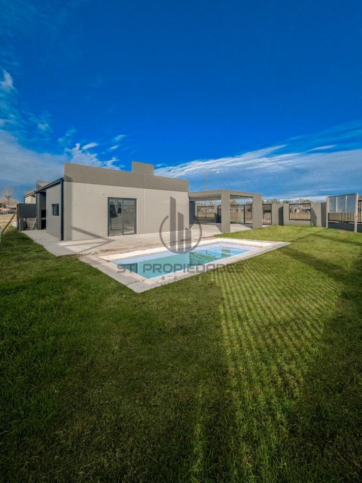 Venta de casa de dos dormitorios y pileta en Funes - A estrenar - Financiacion