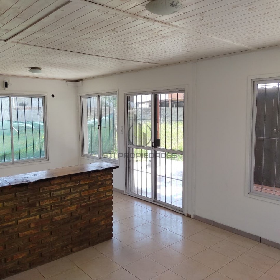 Venta de casa de dos dormitorios - Amplio terreno - Puerto San Martin