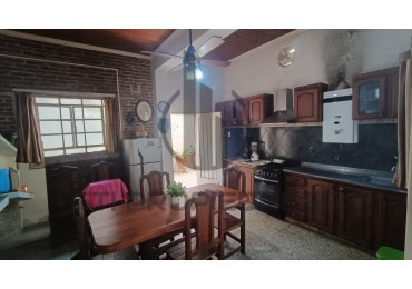 Venta de casa en Arroyito - ideal dos familias